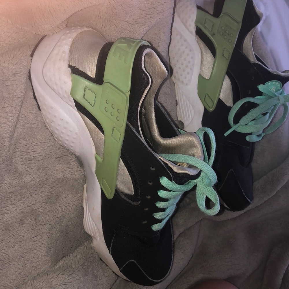 Nike hurache shoes